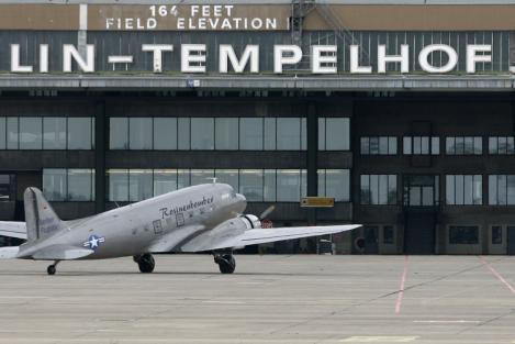 Soll Ende 2008 geschlossen werden: der innerstädtische Flughafen Tempelhof; Foto: AP Soll Ende 2008 geschlossen werden: der innerstädtische Flughafen Tempelhof; Foto: AP